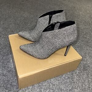 Journee Women's Size 7 White / Black Plaid Demmi Pointed Toe Shooties